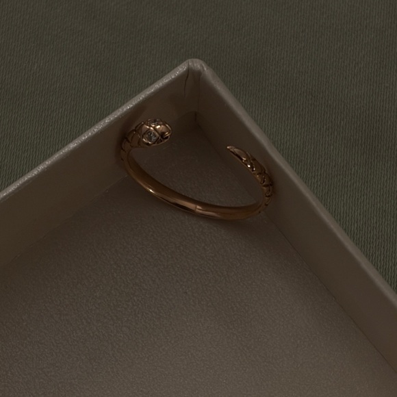 bluboho Jewelry - 🇨🇦bluboho **RARE** rose gold diamond revival snake cuff ring